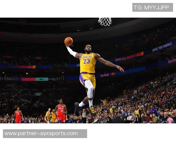 詹姆斯在湖人对热火的精彩扣篮瞬间引发全场欢呼与热烈讨论